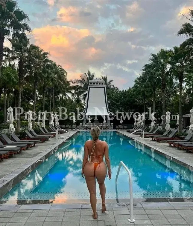 Meet with Line in Novotel Hotel, Aerocity, Ukrainian Housewife Escort